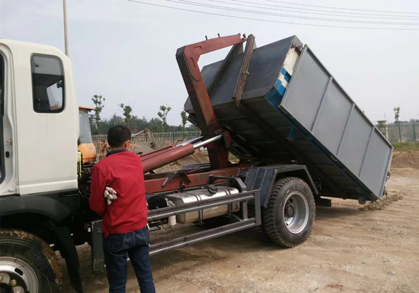 江苏客户订购大运5方勾臂式垃圾车