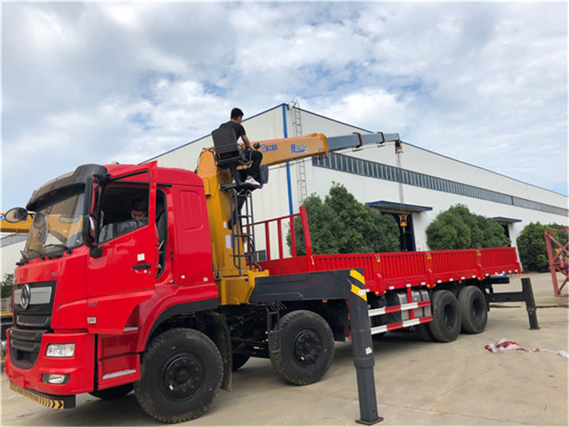 Anhui customer prefers Dongfeng's new D7L XCMG 14 ton truck mounted crane